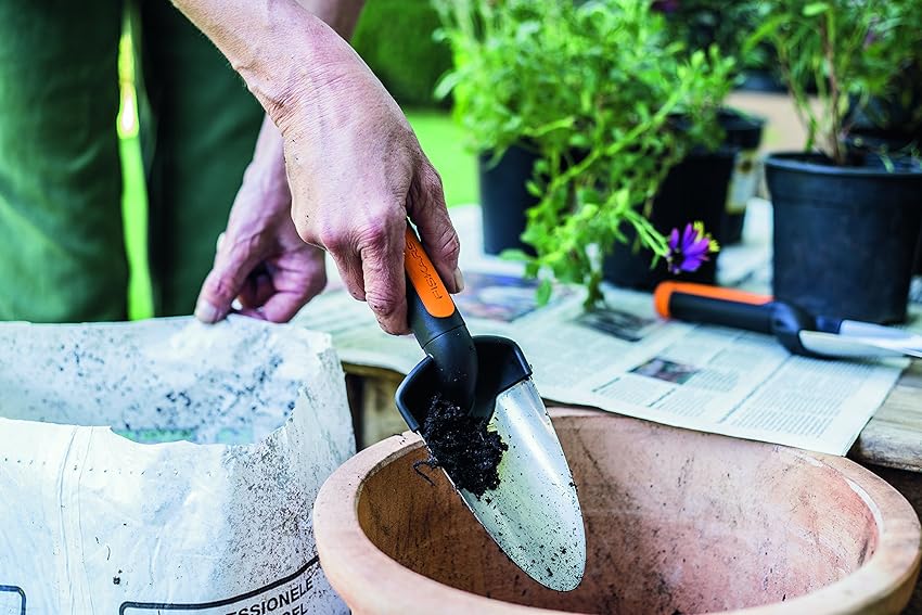 Detalle de Fiskars Pala plantadora premium 28 cm 🌱