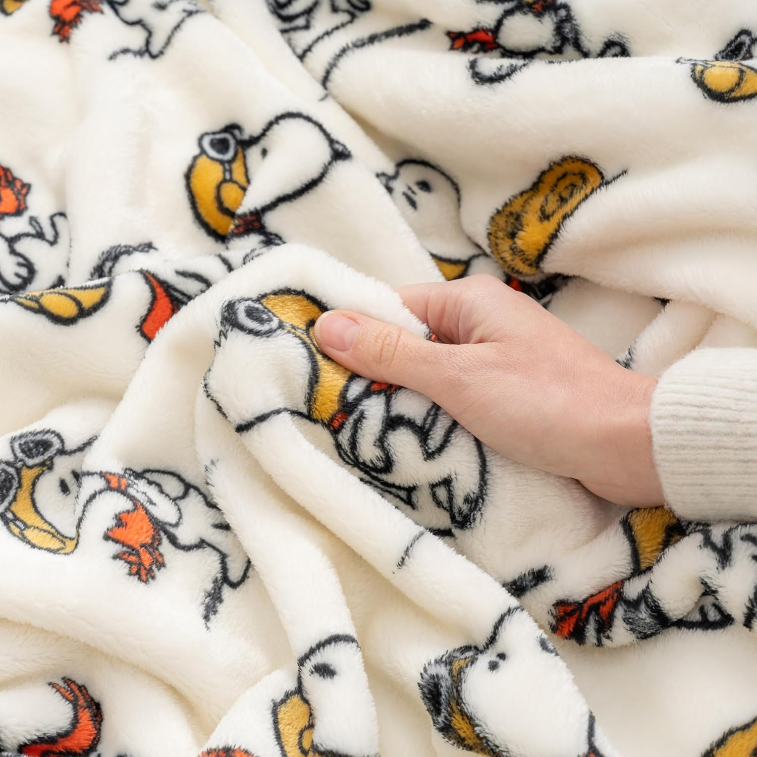 Thumbnail 6 de Berkshire Blanket Peanuts VelvetLoft Cute Character Snoopy Plush Throw Blanket (55 x 70)