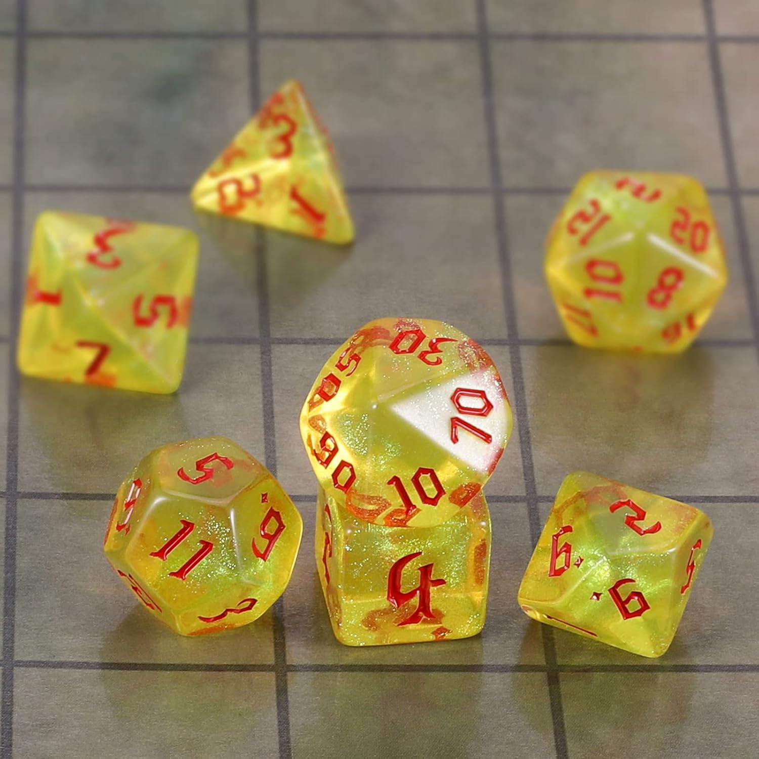 Detalle 2 de Set di dadi poliedrici QMAY DND da 7 pezzi (d20, d12, d10, d8, d6, d4) giallo traslucido con glitter