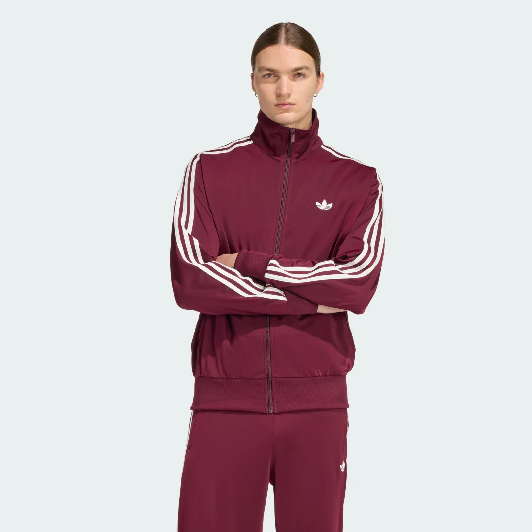 Detalle de Chaqueta Firebird de Adidas en Burgundy