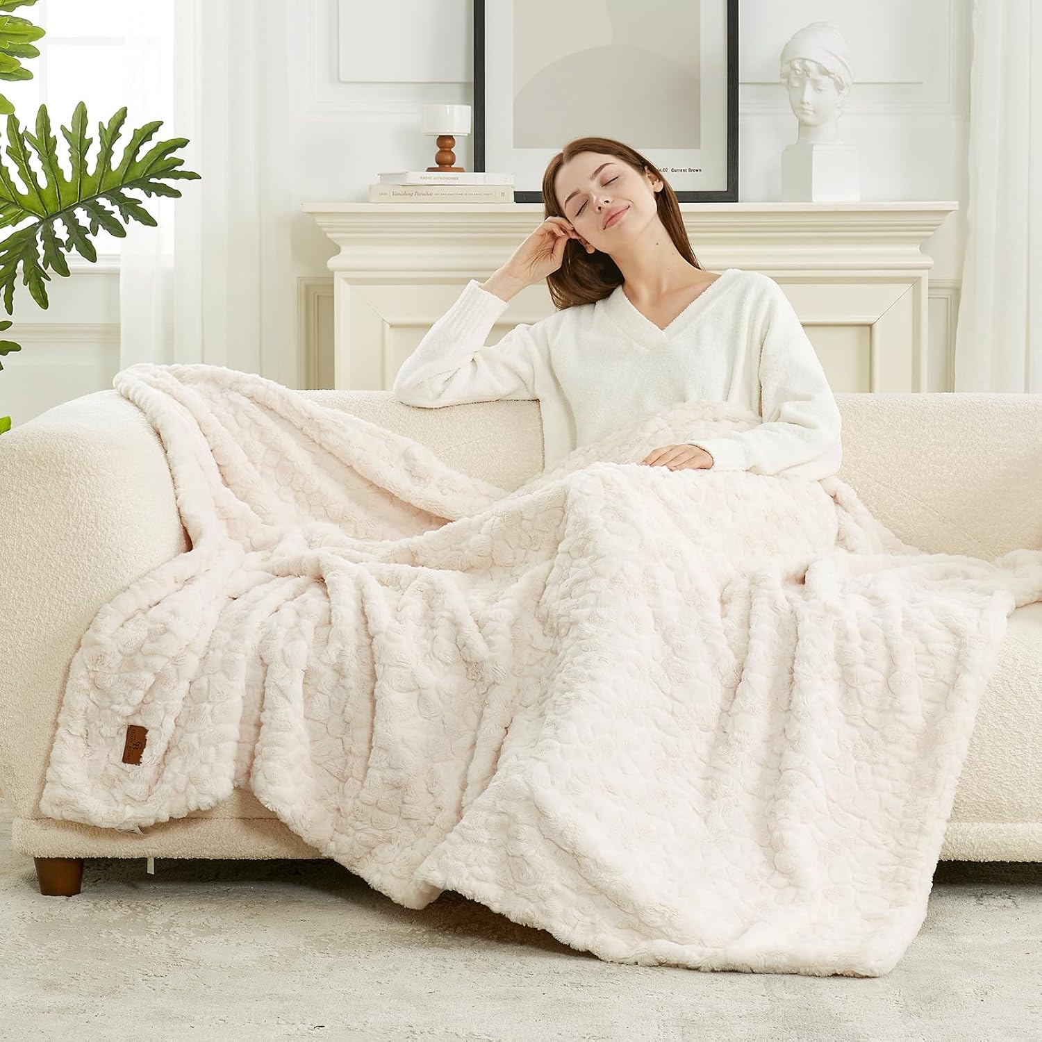Detalle 2 de Cozy Bliss Faux Fur Throw Blanket 55×70 in