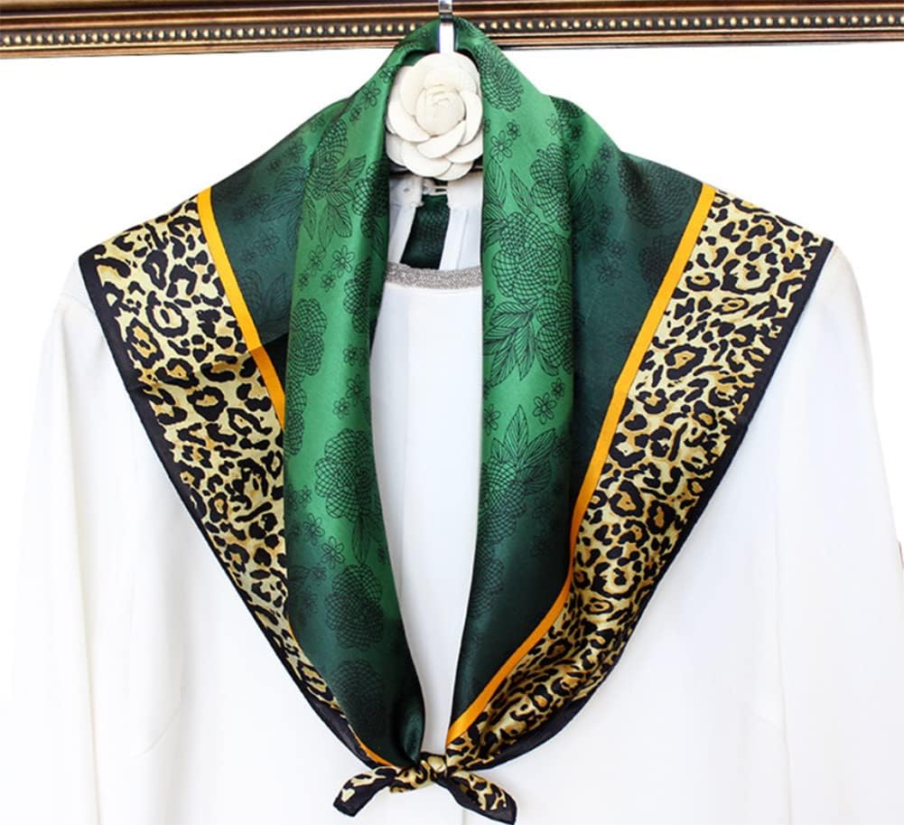 Detalle de JERLA Silk Scarf 26.7-Inch Square