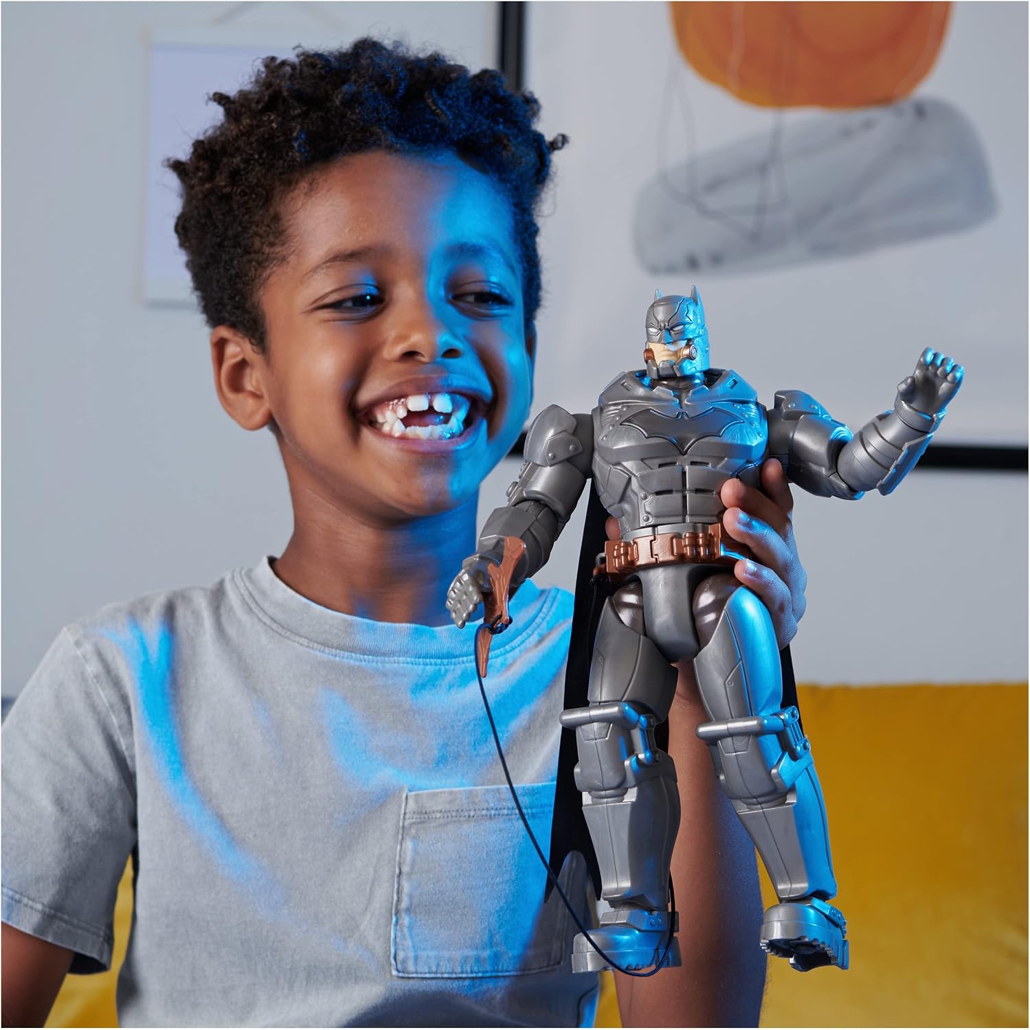 Thumbnail 5 de DC Comics Batman Personaggio Deluxe Battle Strike da 30 cm con 5 accessori e oltre 20 suoni