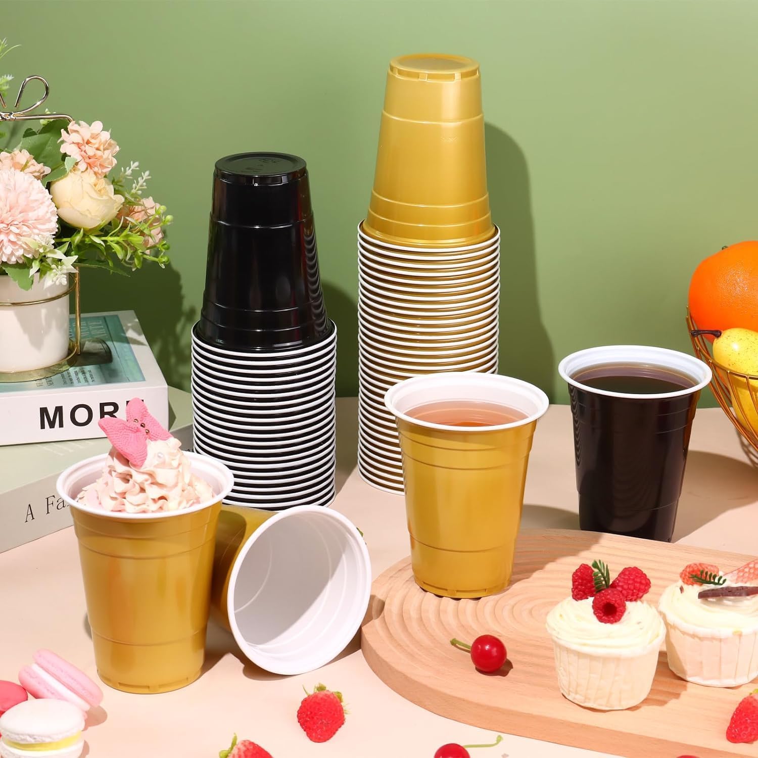 Detalle 2 de KesaPlan 16 oz Disposable Plastic Party Cups, Black and Gold, 100-Pack