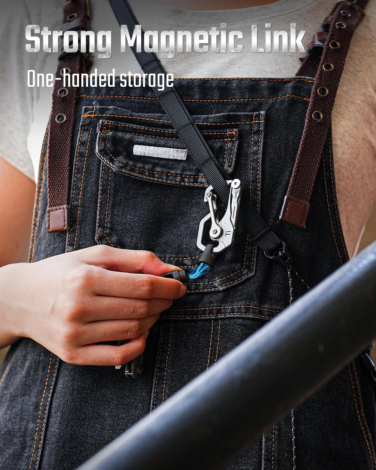 Detalle de KeyUnity Titanium key holder ring, 360° swivel