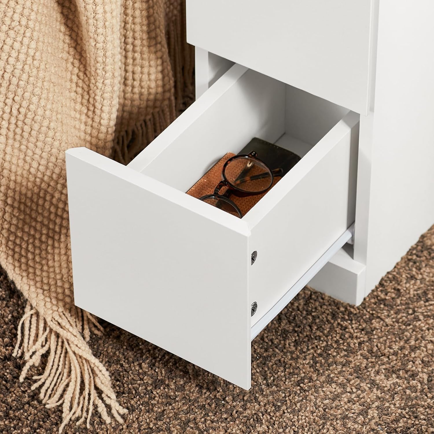 Detalle de SoBuy Lot de 2 Tables de Chevet étroites 20 cm – Tables de Nuit avec 2 tiroirs, blanc, L20 x P35 x H60 cm (FBT149-WNx2)