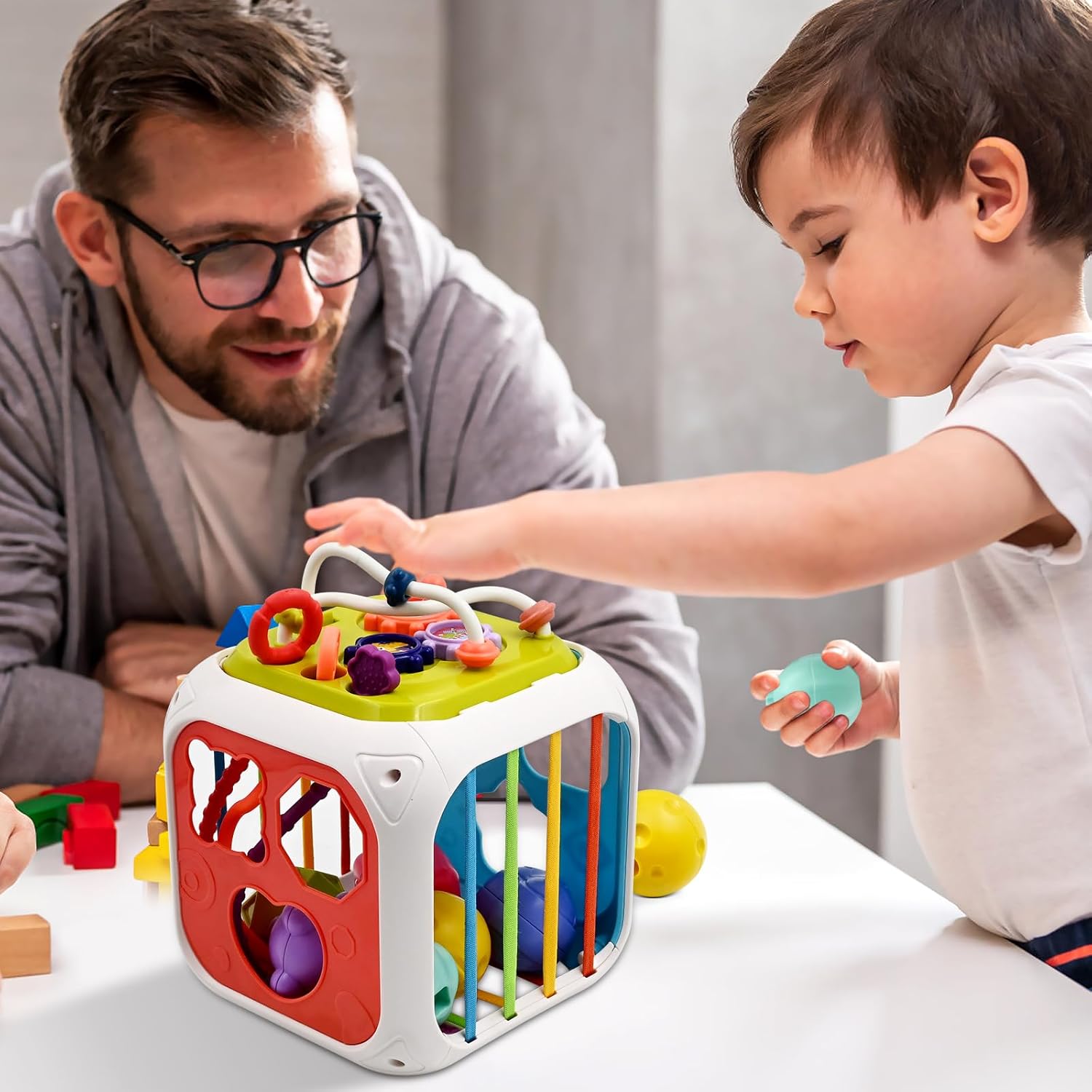 Detalle 2 de Spielzeug ab 1,5 Jahren – Montessori 7‑in‑1 Motorikschleife & Activity Center (Sensorik‑Motorikwürfel)