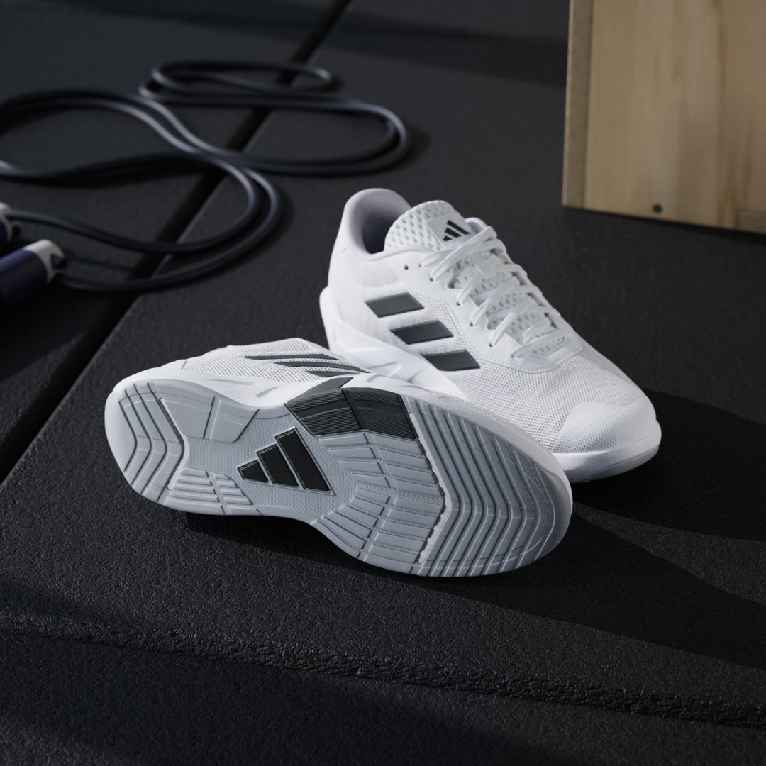 Detalle de Zapatilla Amplimove Trainer de Adidas: comodidad para el día a día en blanco