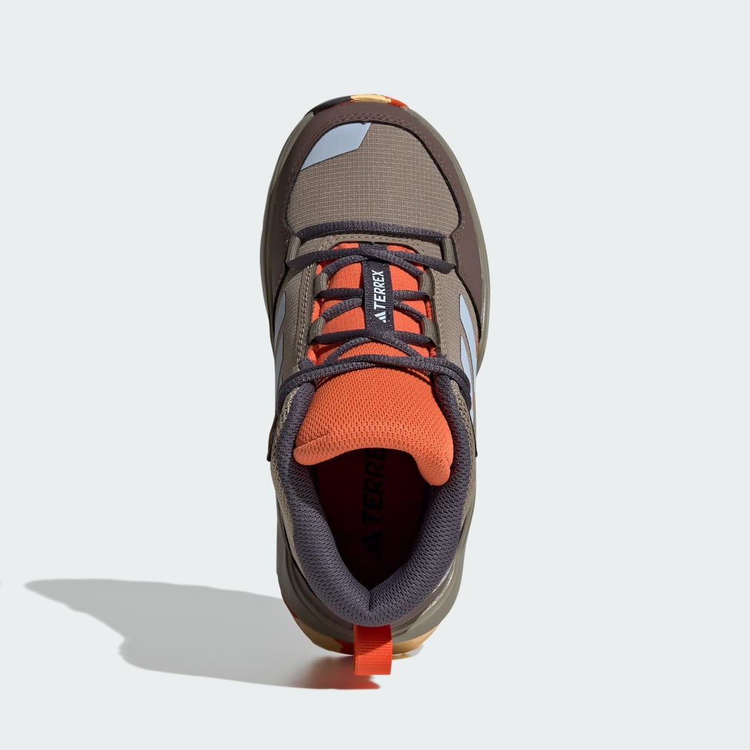 Detalle de Adidas Terrex Ax4r Mid Hiking: zapatilla de senderismo en verde para rutas moderadas