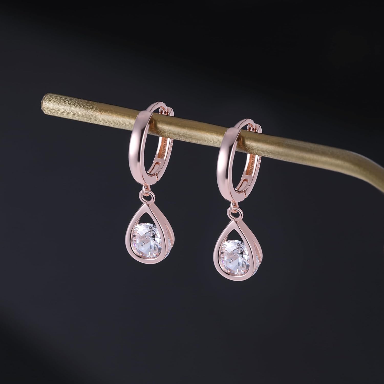 Detalle de SLUYNZ Sterling Silver CZ Hoop Earrings – Sparkling Teardrop Drops for Women