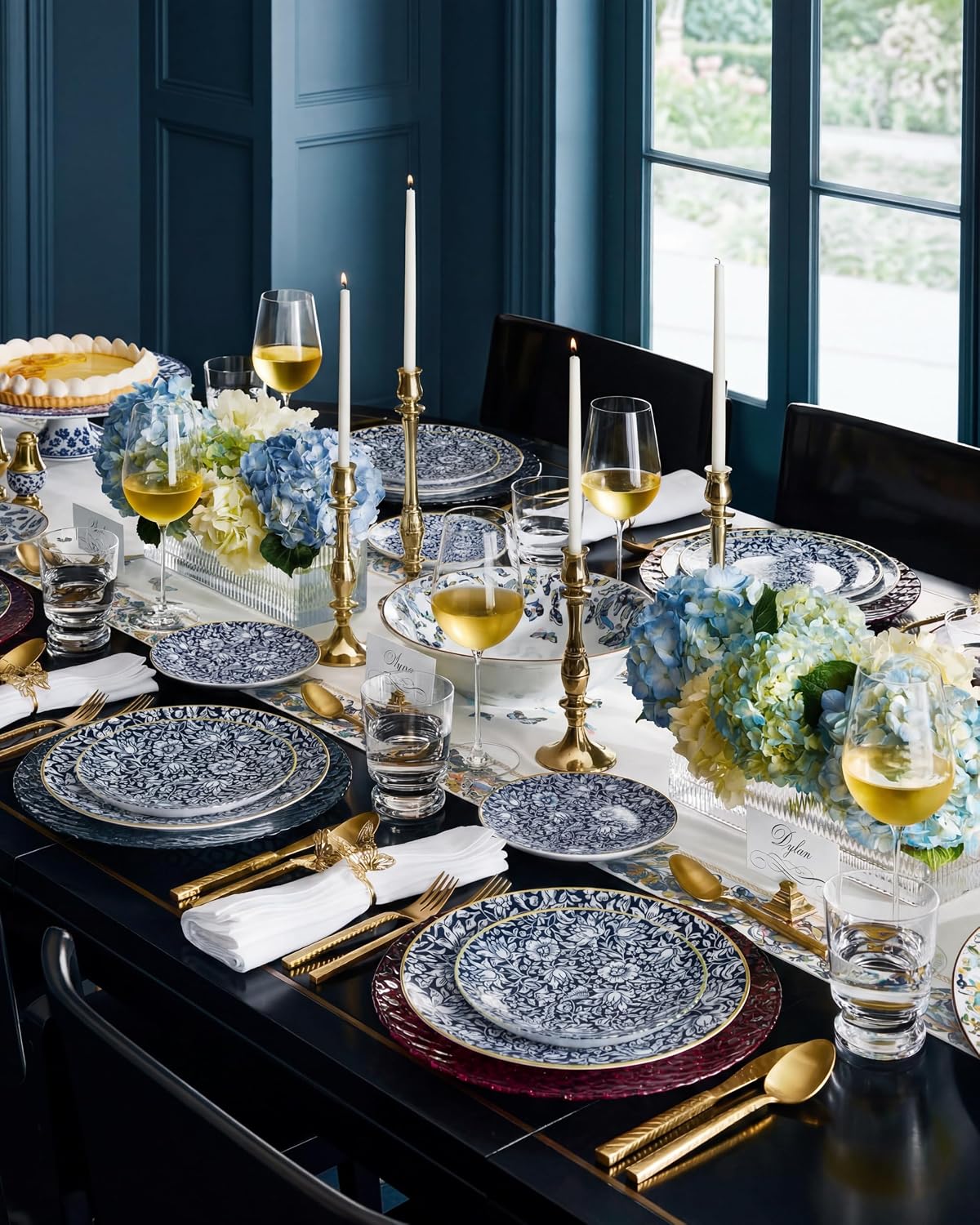 Detalle de Hioasis Blue Floral Plastic Plates, 60-Piece Set with Gold Rim