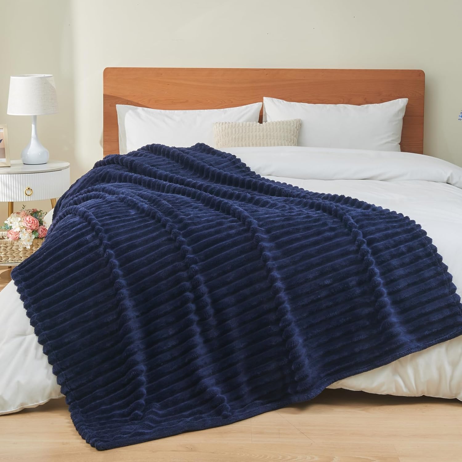 Detalle 1 de Deamsure Twin Fleece Blanket, Navy 3D Ribbed, Lightweight, 60" x 80