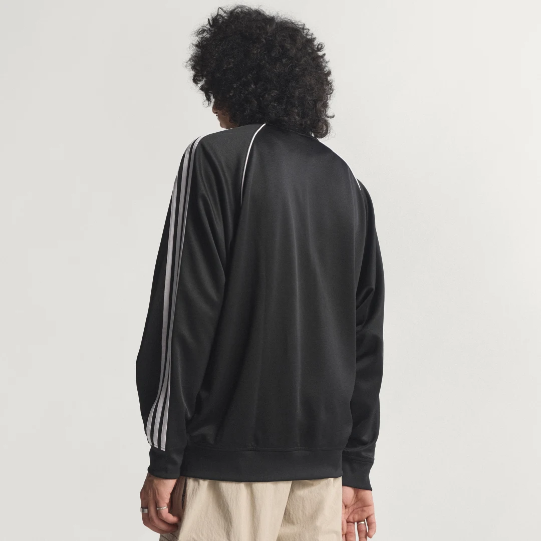 Detalle 2 de Chaqueta deportiva holgada SST Adicolor Classics de Adidas (negro) – estilo urbano y comodidad deportiva