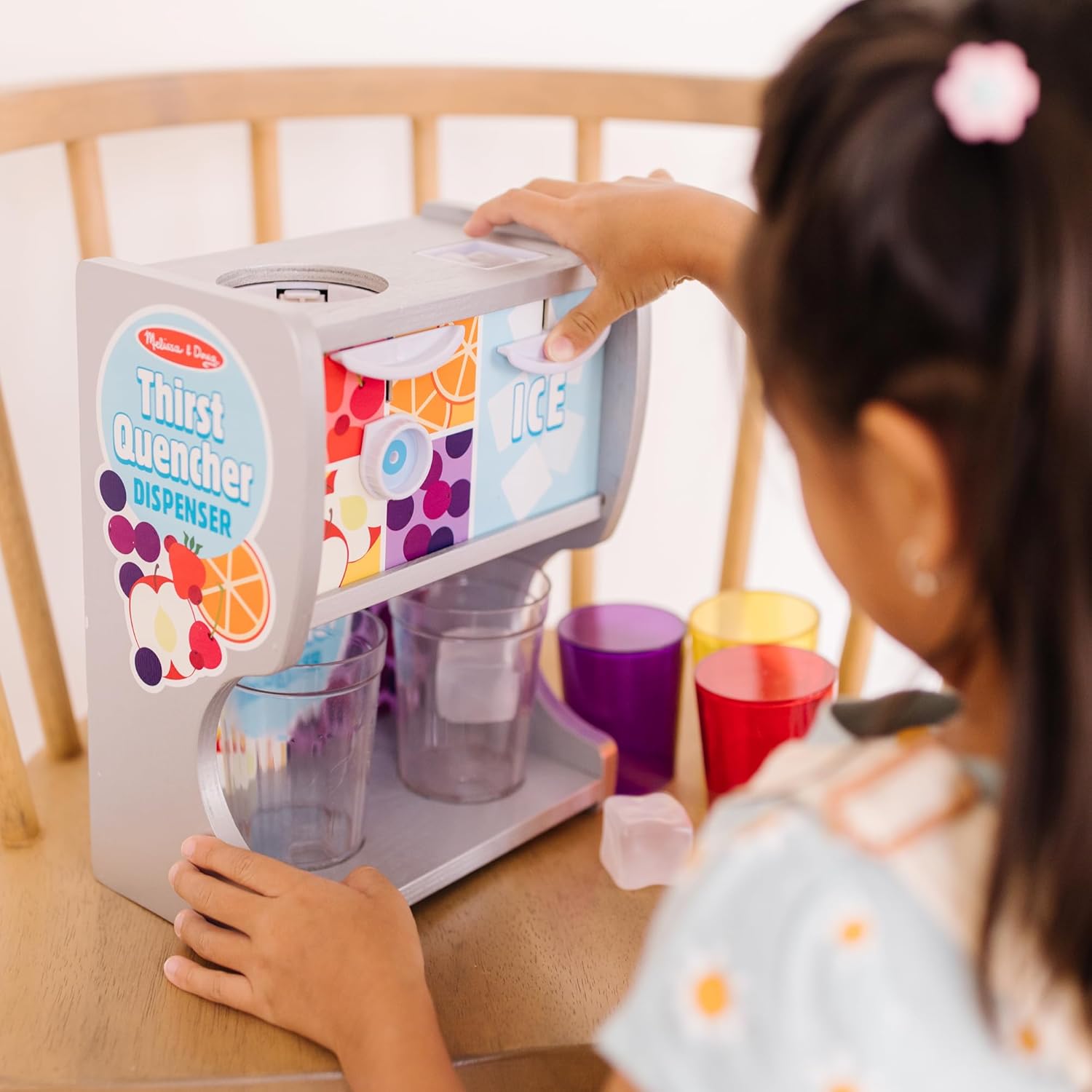 Detalle 2 de Melissa & Doug Thirst Quencher Wooden Drink Dispenser with Juice Inserts, Ice Cubes & Play Kitchen Accessories