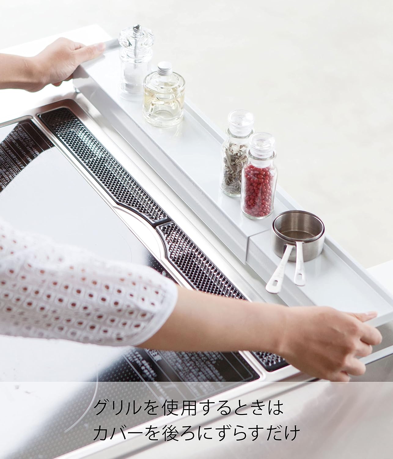 Detalle de 山崎実業 tower 3445 棚付き伸縮排気口カバー ホワイト 幅44~82cm・ガード付き棚