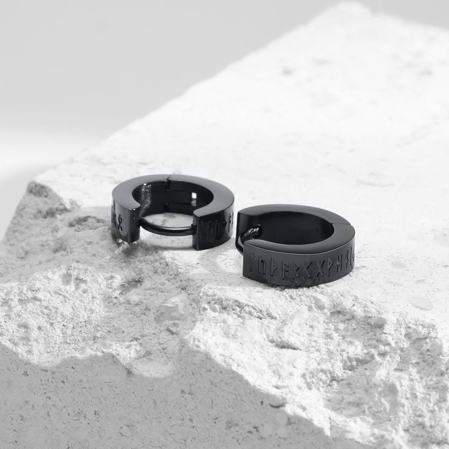 Thumbnail 6 de FLHEART Nordischer Wikinger Hoop Ohrring Herren - Amulett Schutz Schmuck Geschenke Edelstahl Herren Ohrstecker mit Nordic Elder Futhark Runen,Schwarz/Silber,1 Paar
FLHEART Nordischer Wikinger Hoop Ohrring H…