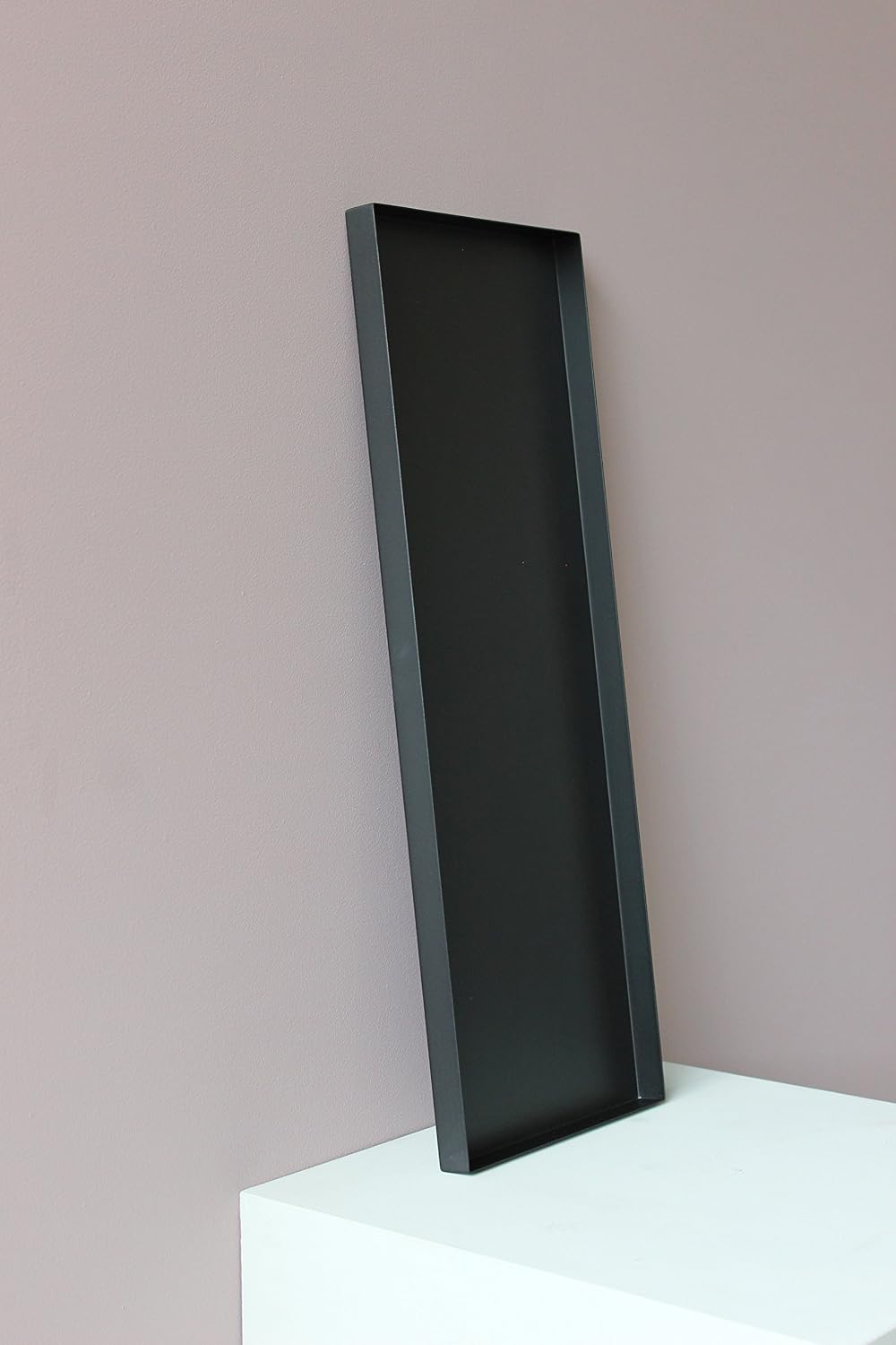Detalle 2 de Cooee Design HI-008-BK – czarna taca ze stali nierdzewnej 50 × 18 × 2 cm