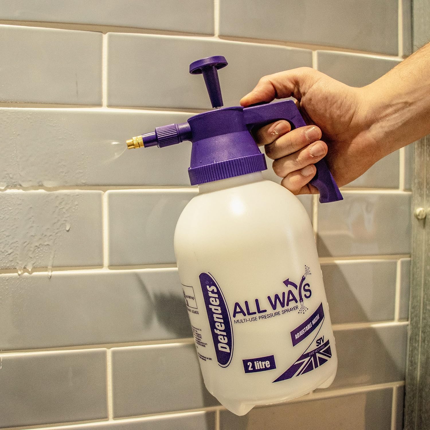 Detalle 2 de Defenders All Ways 2L Multi-Use Pump Action Pressure Sprayer