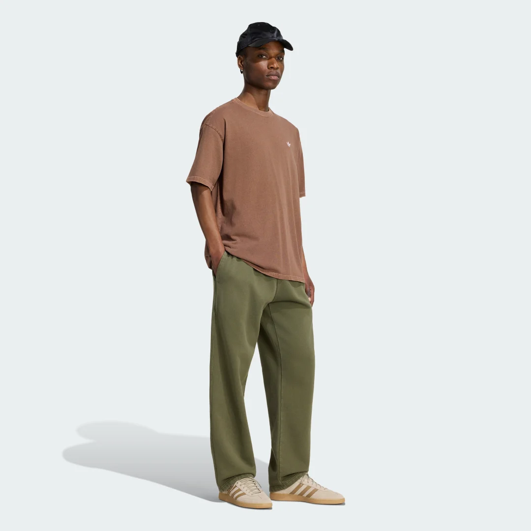 Detalle de Camiseta holgada Trefoil Essentials con efecto lavado y hombros caídos – Adidas