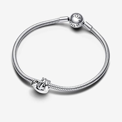 Detalle de Pandora Moments Dije con diseño de perezoso en plata de ley con esmalte marrón y negro