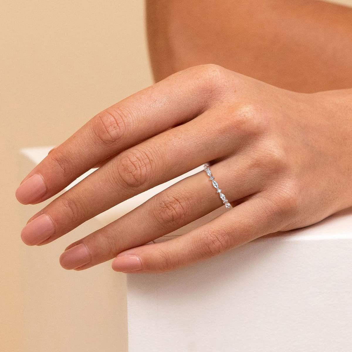 Thumbnail 3 de Titaniumcentral Damen Vorsteckring, schmal, 36K vergoldet, Eternity Zirkonia – minimalistischer Verlobungs- und Ehering