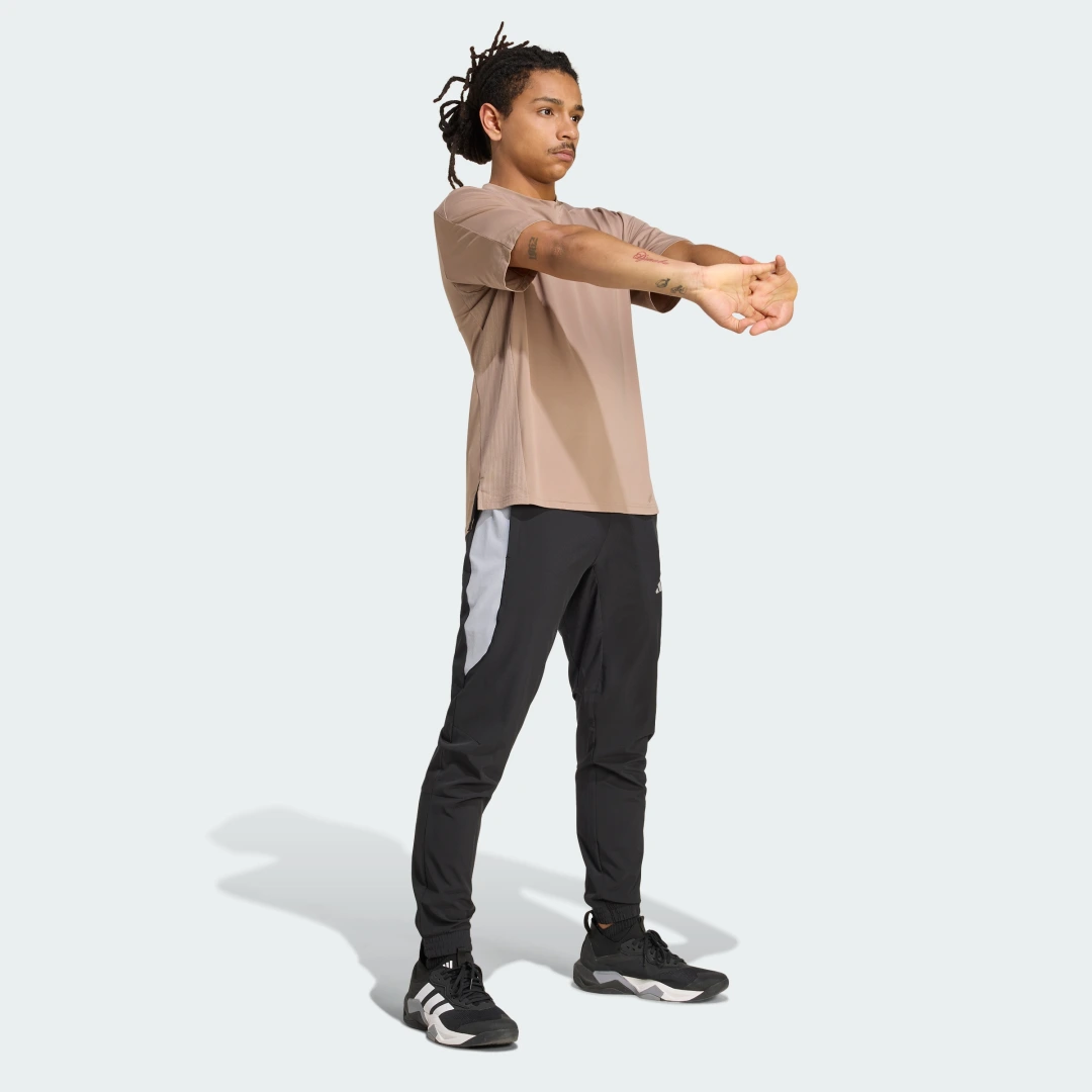 Detalle de Pantalón Tech Apparel de Adidas: negro, cómodo y versátil para el día a día