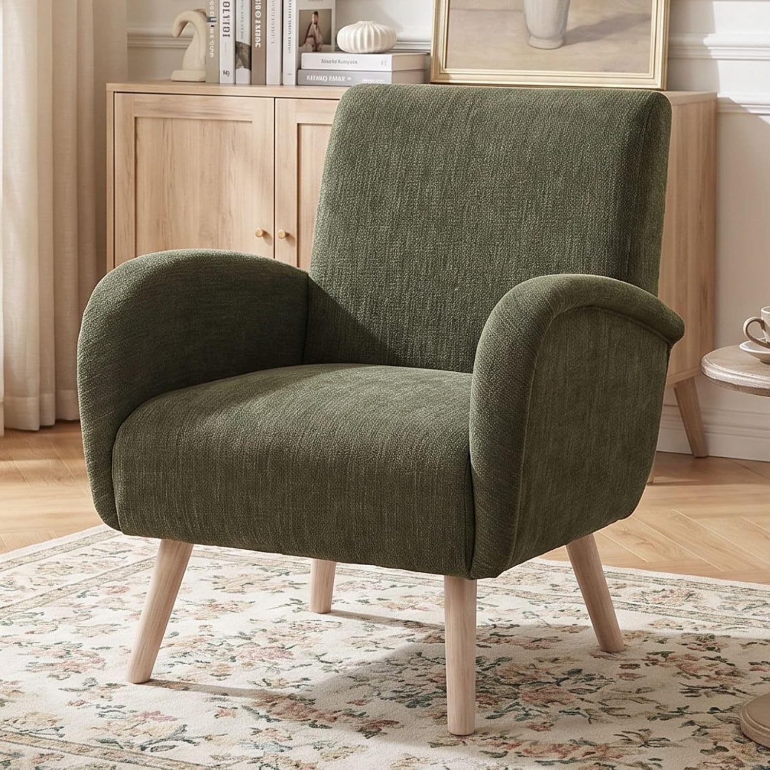 Detalle de chairus 34e9f093-4f13-4b4c-96e0-32778f2f79b0 chenillefauteuil met houten poten, groen
