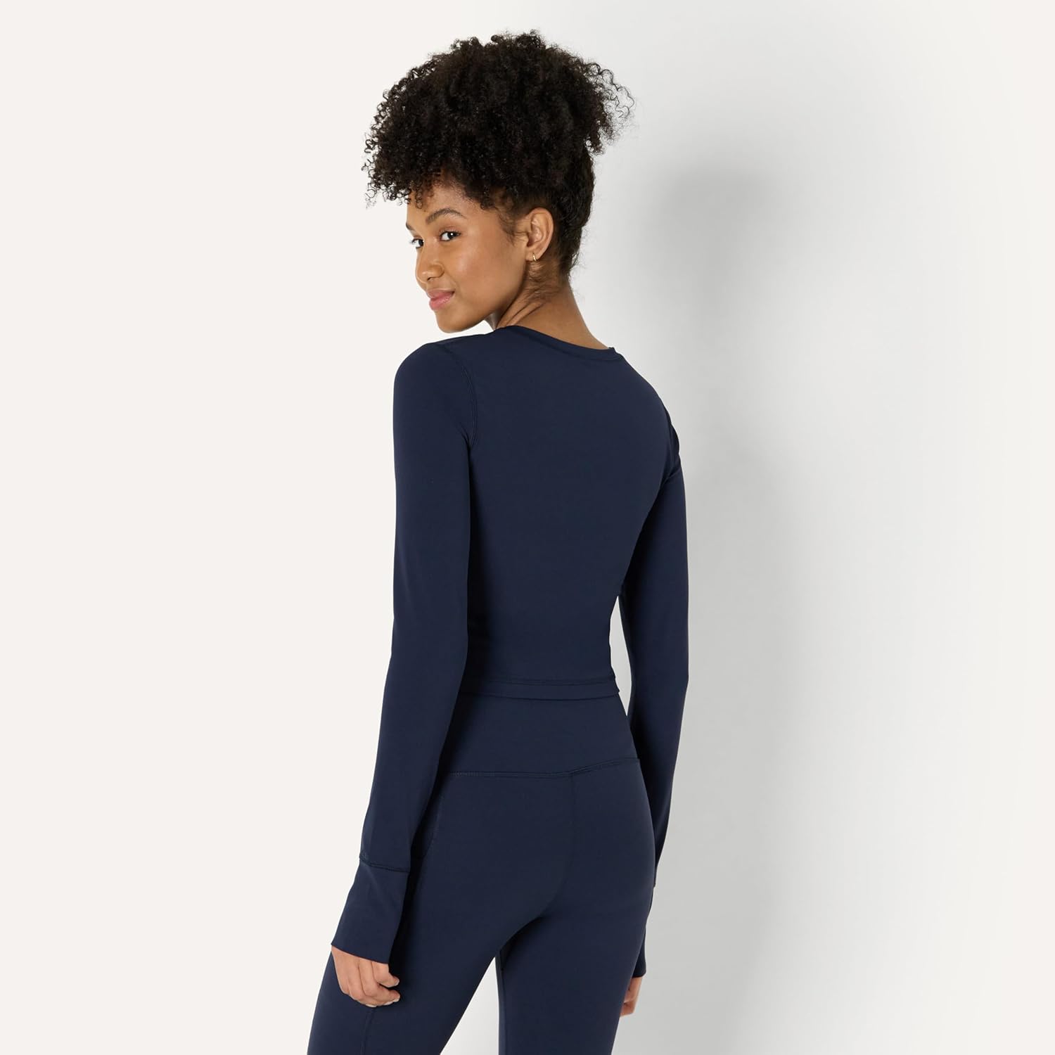 Thumbnail 1 de Amazon Essentials Damen Active FormFlex Buttery Soft Bauchfreies Layering-Workout-Top – eng, atmungsaktiv und vielseitig