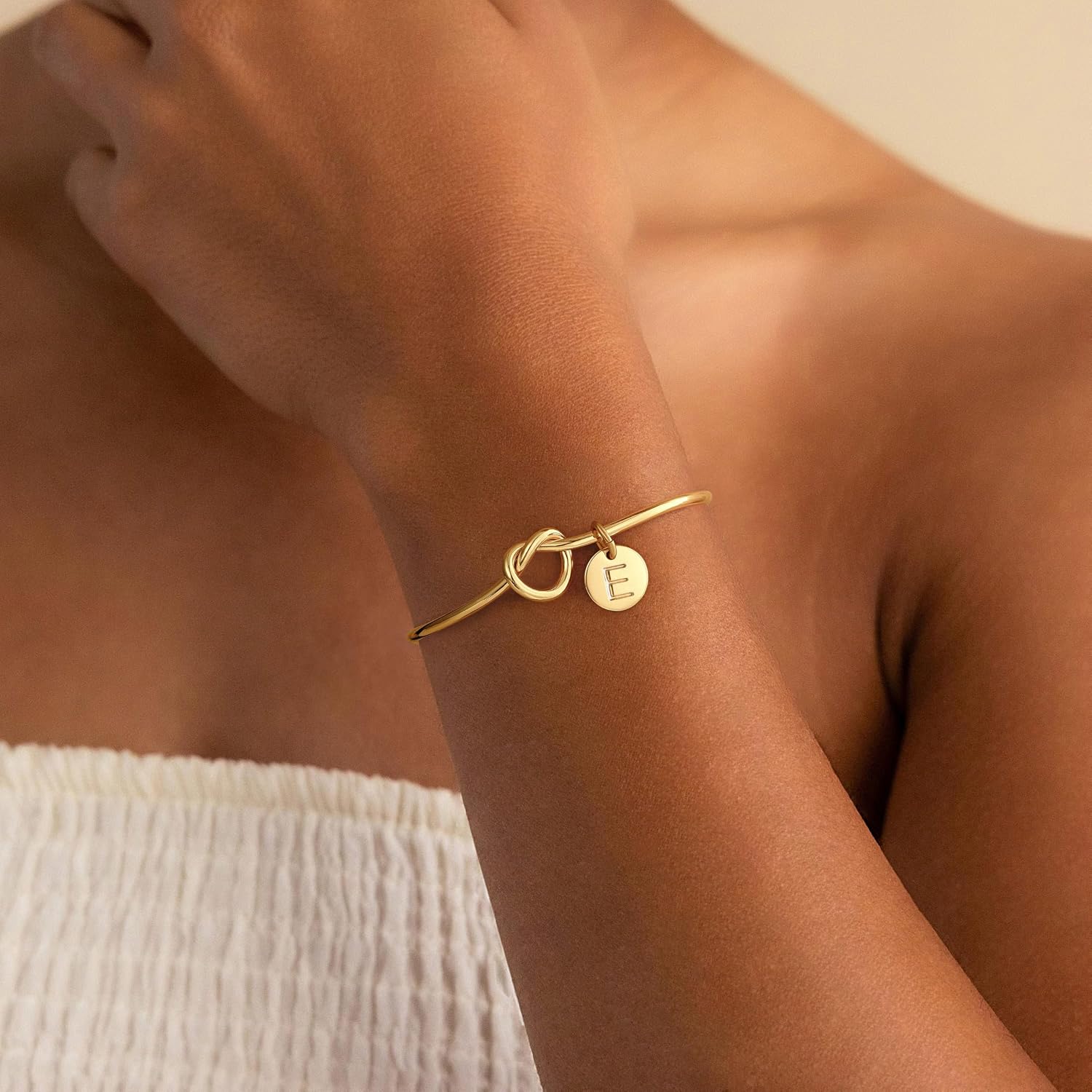Detalle 2 de TINGN Bracelet femme en or plaqué 14 carats avec initiales — noeud d'amour et monogramme