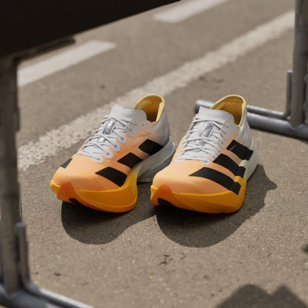 Detalle 2 de Adidas Adizero Adios Pro 4: Zapatilla de running en color naranja