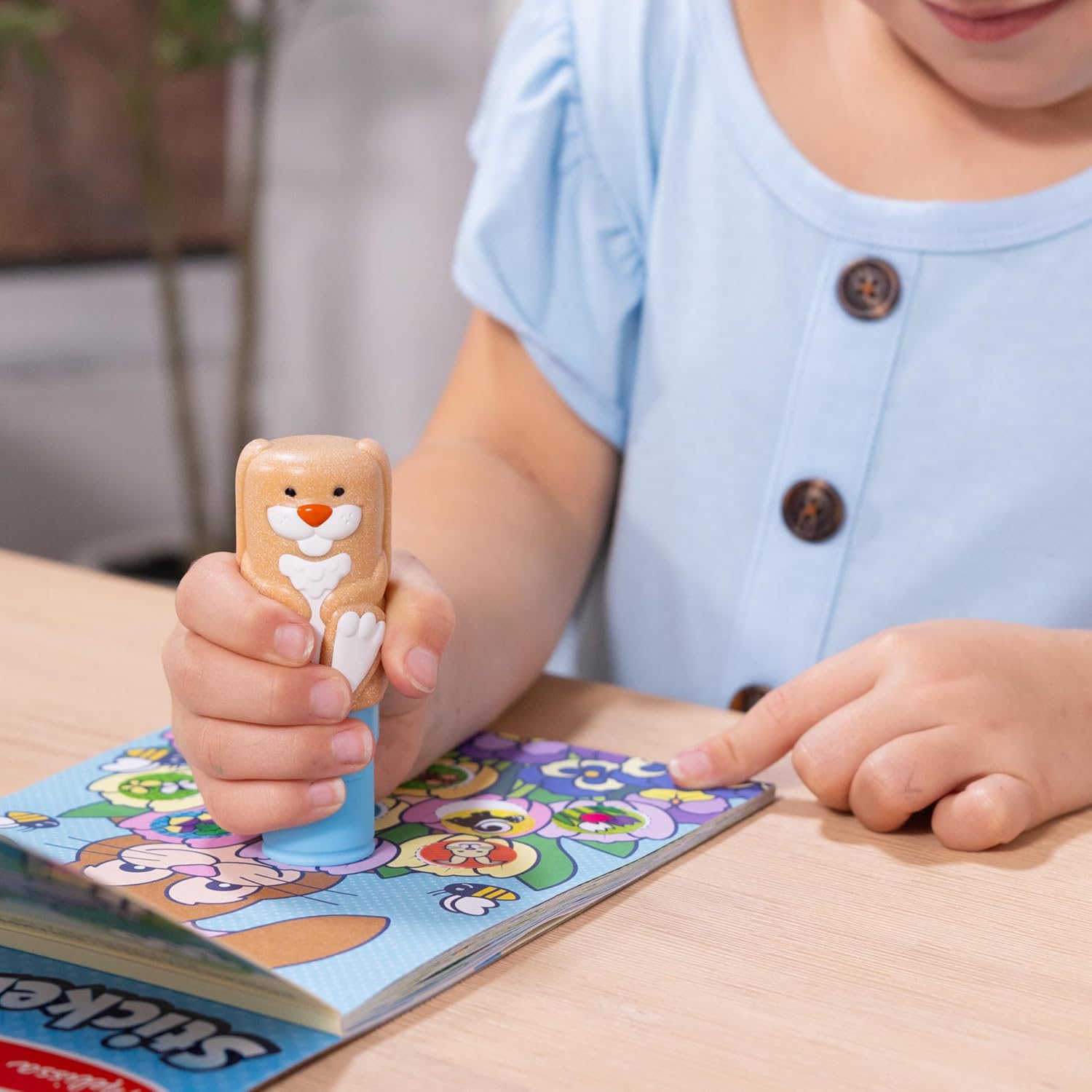 Detalle 2 de Melissa & Doug Sticker Wow : tamponneuse Lapin + bloc d’activités avec 300 autocollants