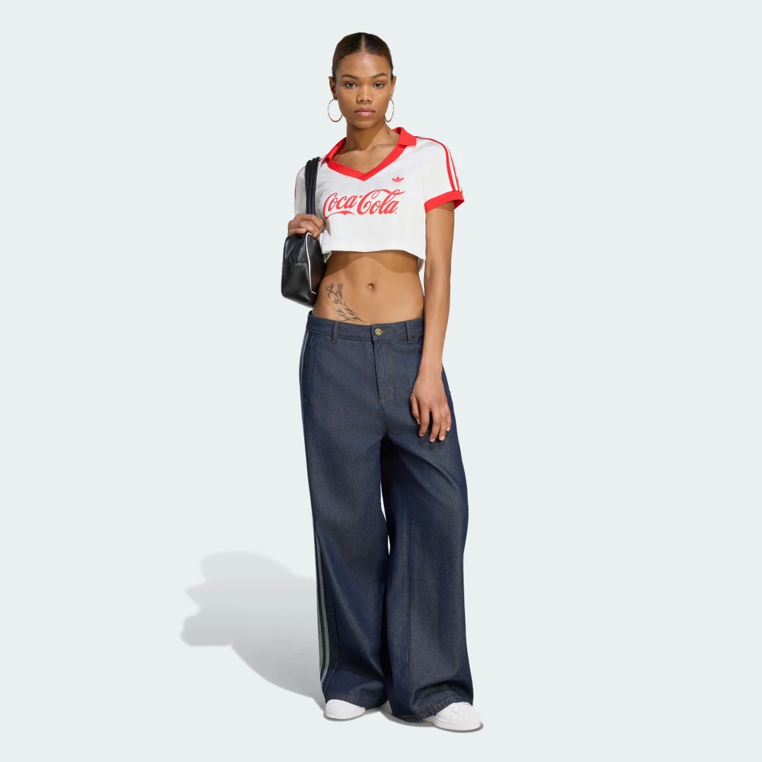 Detalle de Camiseta adidas x Coca-Cola por encima de la cintura – blanca