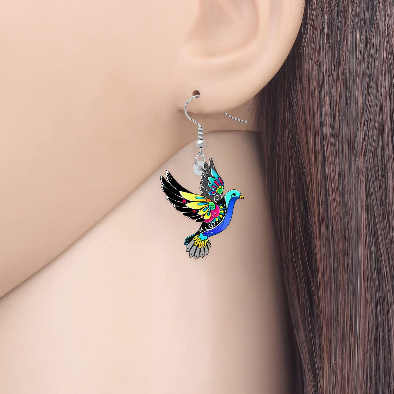 Detalle 2 de YAYAKO aretes paloma acrílico ligero