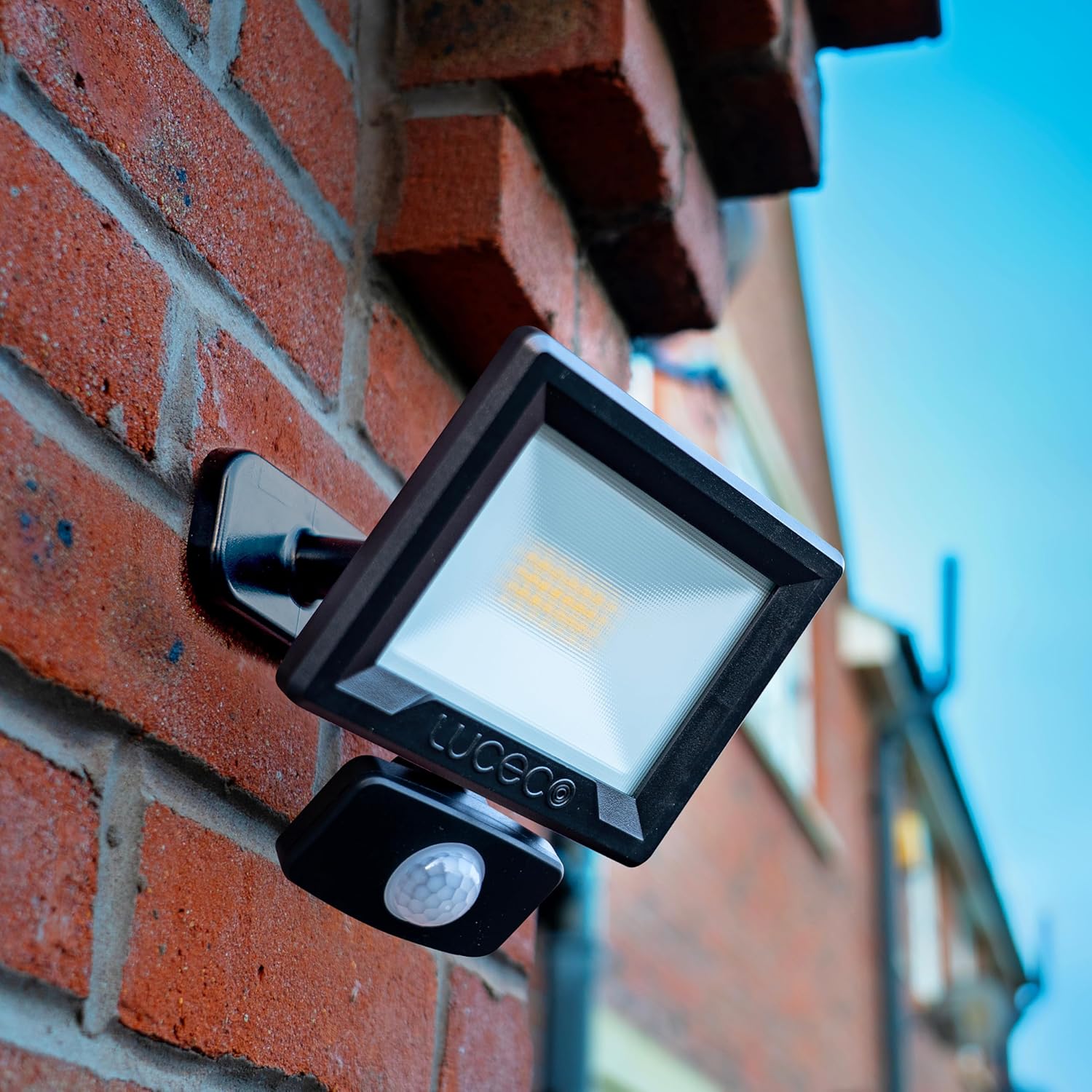 Thumbnail 6 de Luceco Essence Outdoor Security LED Floodlight with PIR Motion Sensor (EFLD20B40P) — 20W, 2100lm, 4000K, IP65