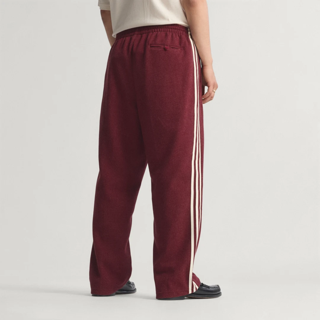 Detalle de Pantalón Premium de Adidas (color Burgundy)