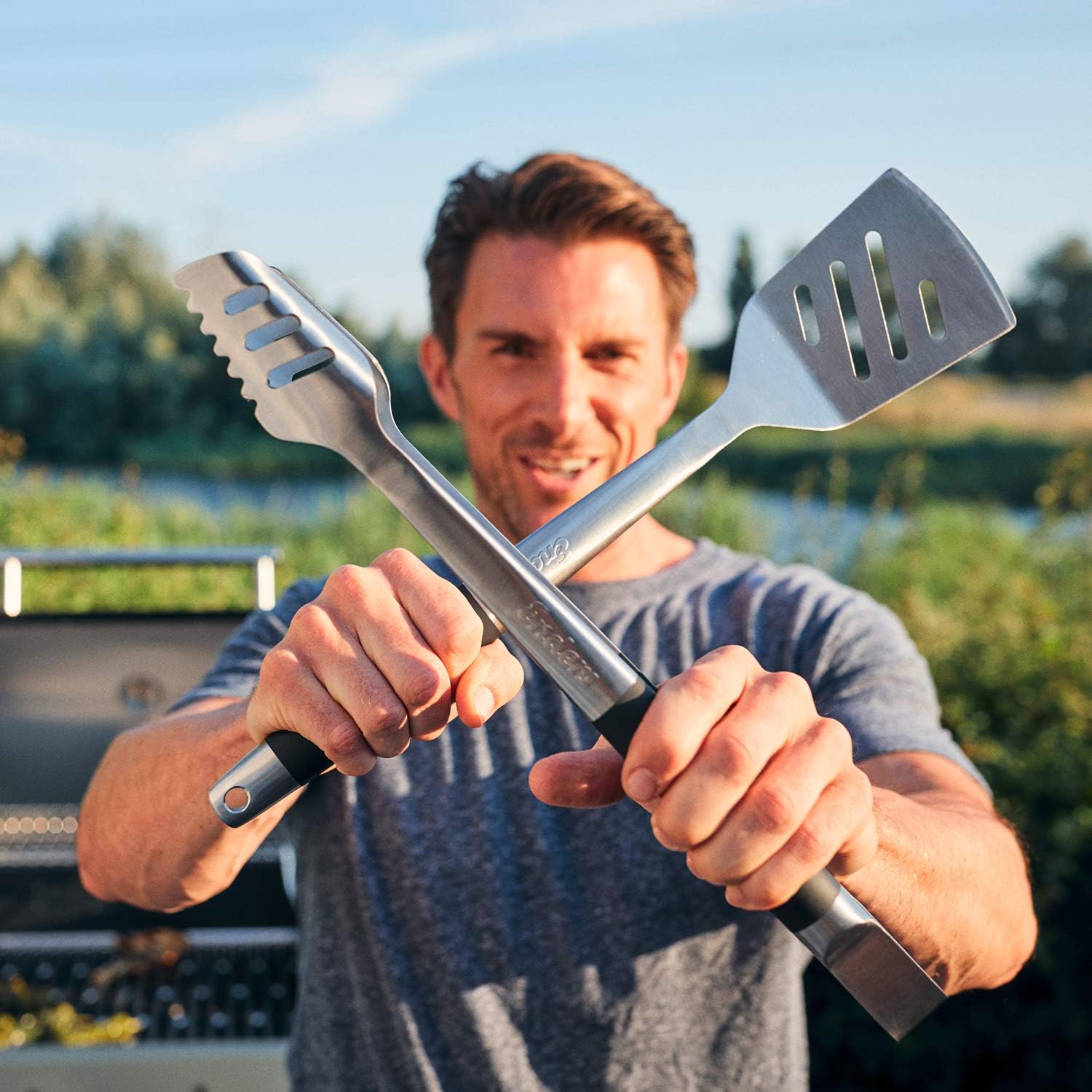 Detalle 1 de Enders Set Utensili BBQ 3 in 1 - Spatola, Pinze e Forchettone con Custodia inclusa