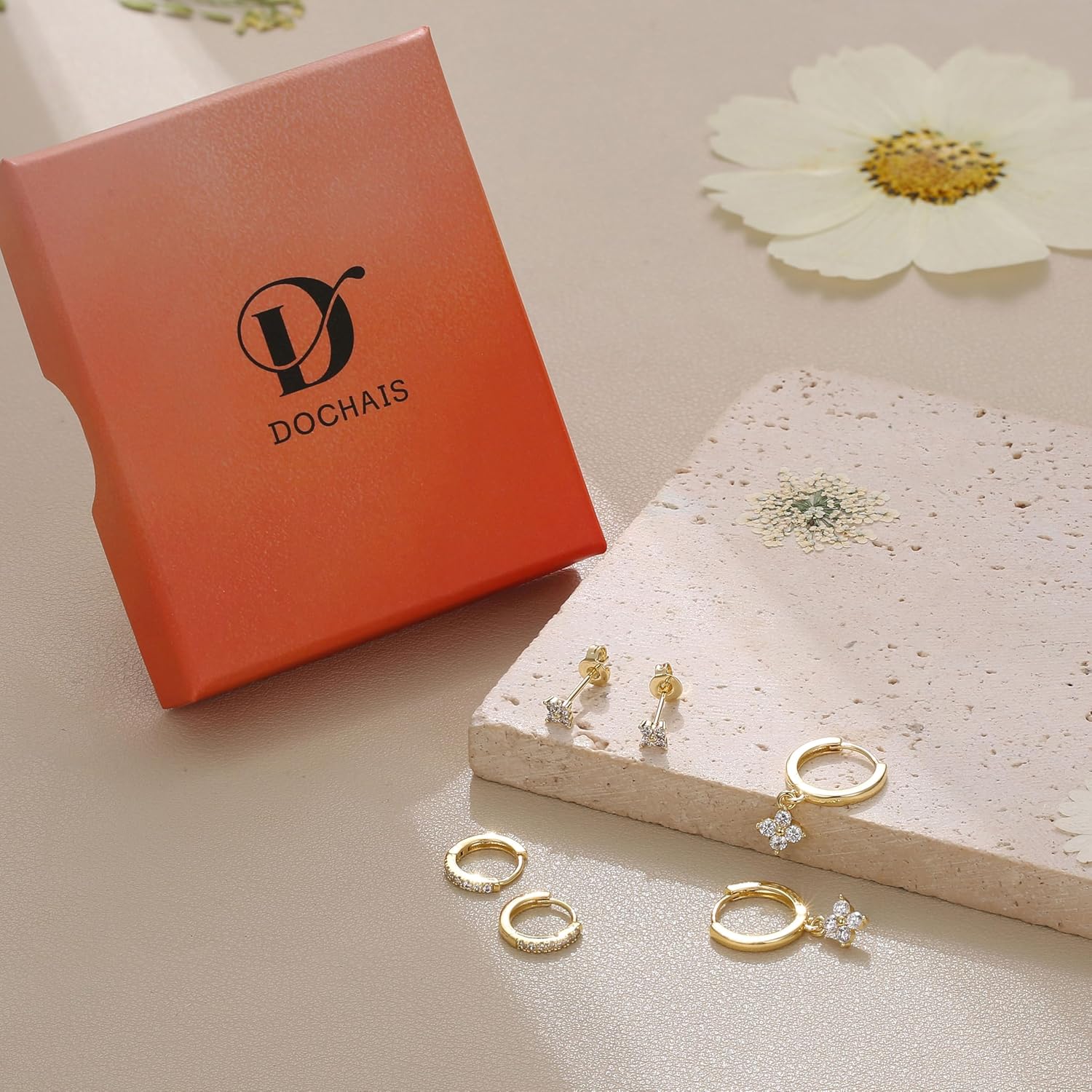 Detalle de Dochais 3 Paar Ohrringe Gold Set – 14K vergoldete Ohrstecker & Creolen mit Anhänger