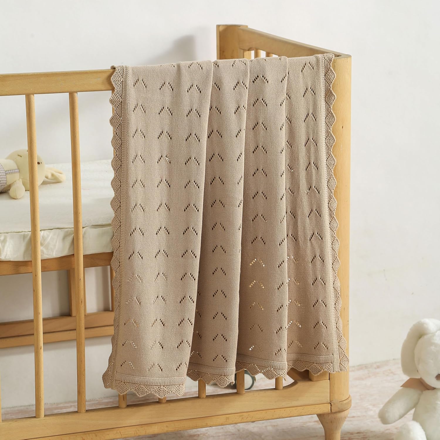 Detalle 2 de Loyfoky cellular cotton baby blanket (100x80cm) – breathable cot & pram swaddle in khaki