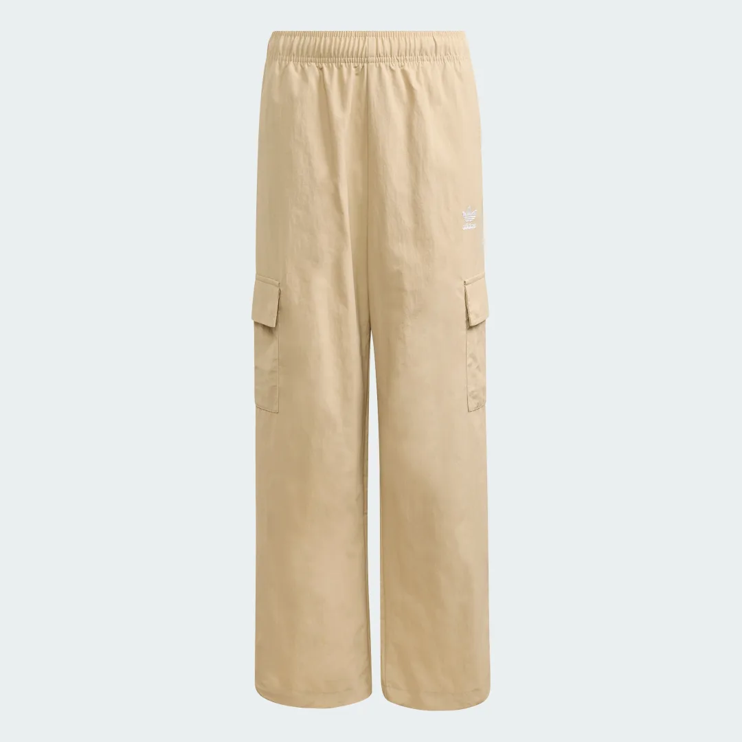 Detalle de Pantalón técnico estilo cargo Oh de Adidas – beige