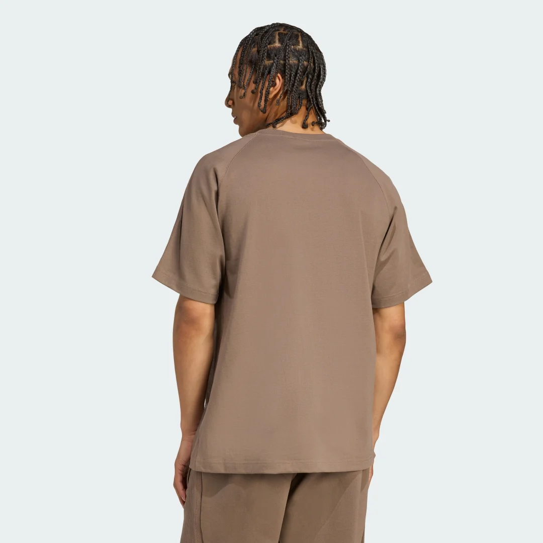 Thumbnail 1 de adidas Camiseta Premium Essentials en color marrón