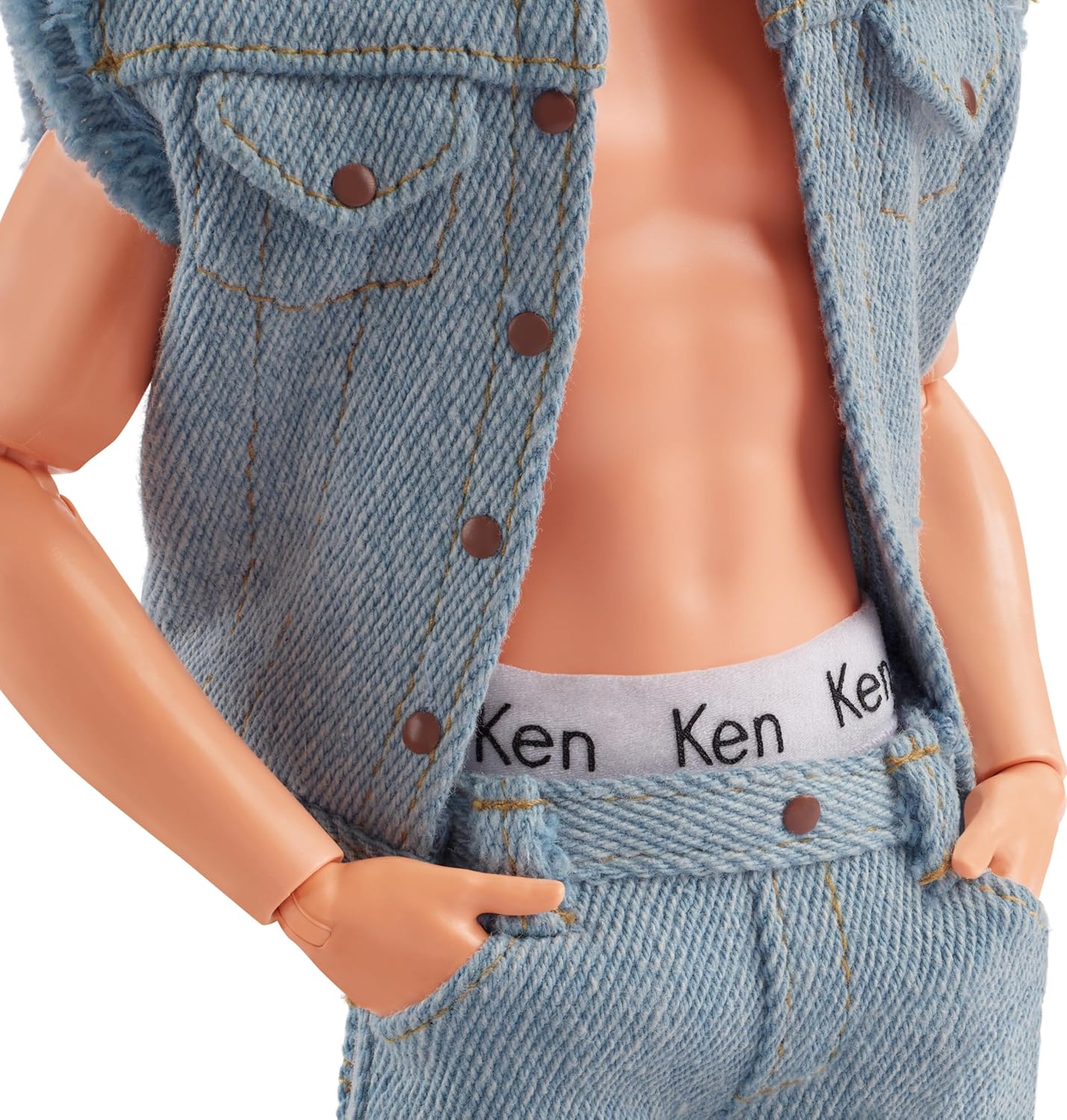 Detalle de Barbie The Movie - Ken, Bambola da Collezione con Completo Jeans Coordinato e Intimo Originale Ken, HRF27