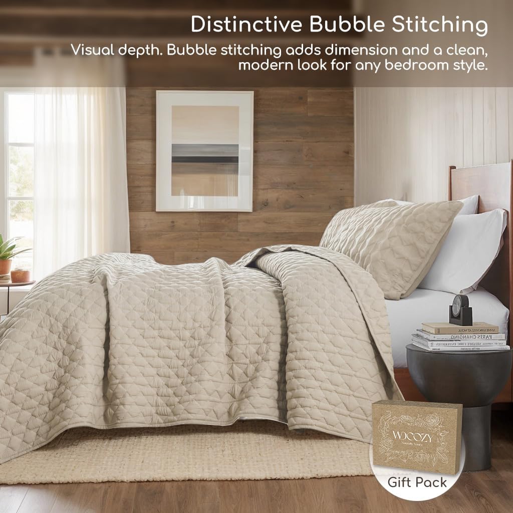 Detalle de Beige Quilt Queen Size Bedding Set with Pillow Shams — 3 Pieces, Lightweight Soft Bedspread Coverlet (90x90)