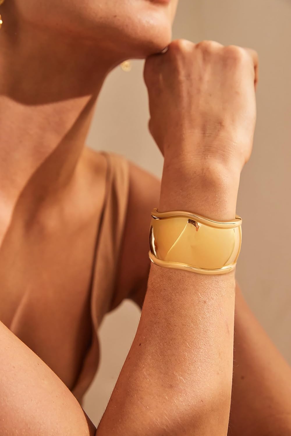 Thumbnail 2 de LILIE&WHITE Damen Gold Armreif Armband – hypoallergen, elegantes Minimal-Design