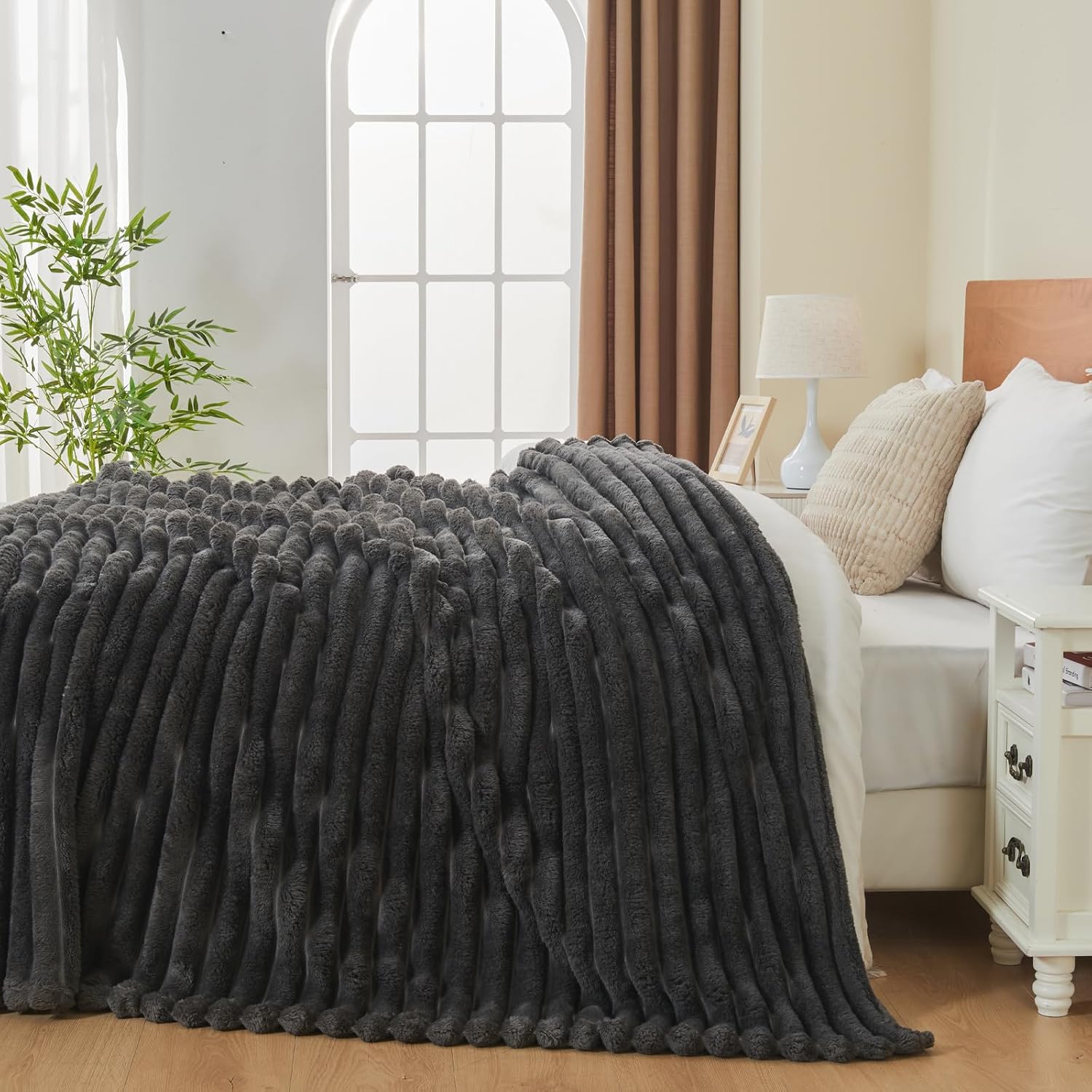Detalle 2 de Deamsure 50" x 60" Dark Grey 3D Ribbed Polyester Fleece Throw Blanket