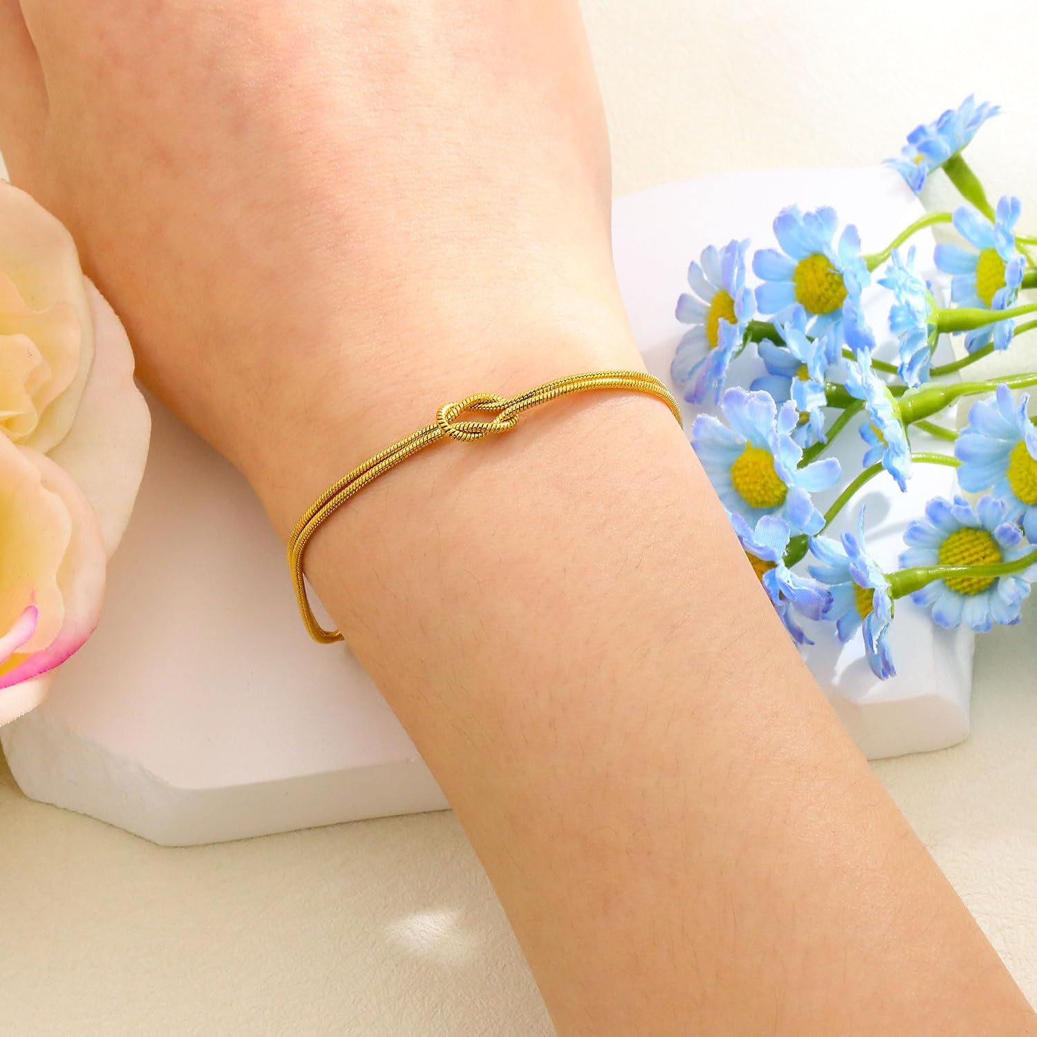 Detalle de HEYEJET Liebesknoten-Armband aus Edelstahl (Silber/Gold) mit Schlangenkette – Geschenkidee für Paare, Frau & Mädchen