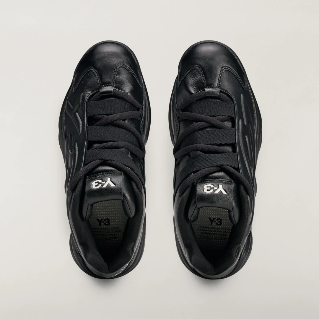 Detalle de Zapatilla Y-3 MEGABALL de Adidas: estilo y presencia premium en negro