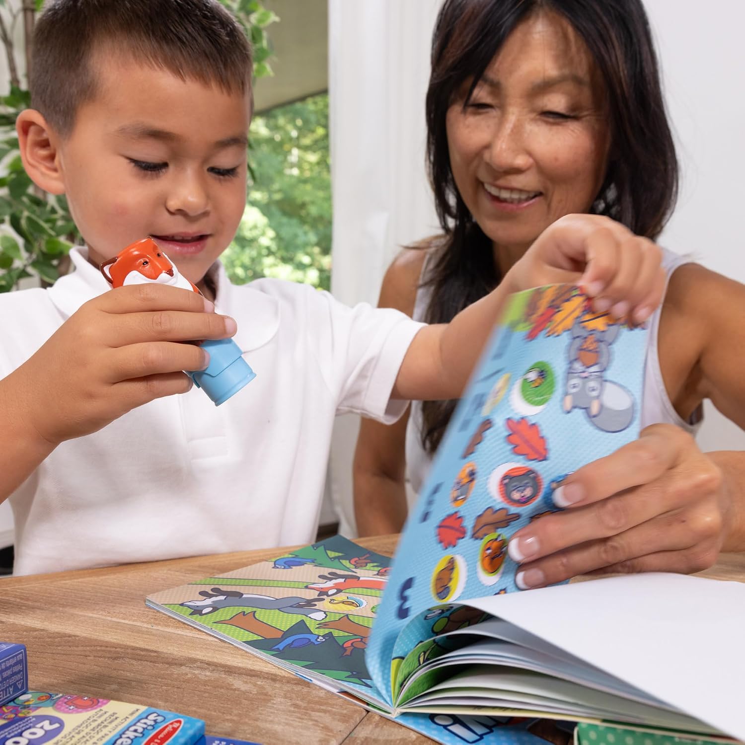 Detalle 2 de Melissa & Doug Sticker Wow! Set Volpe con 500 adesivi e timbratore collezionabile