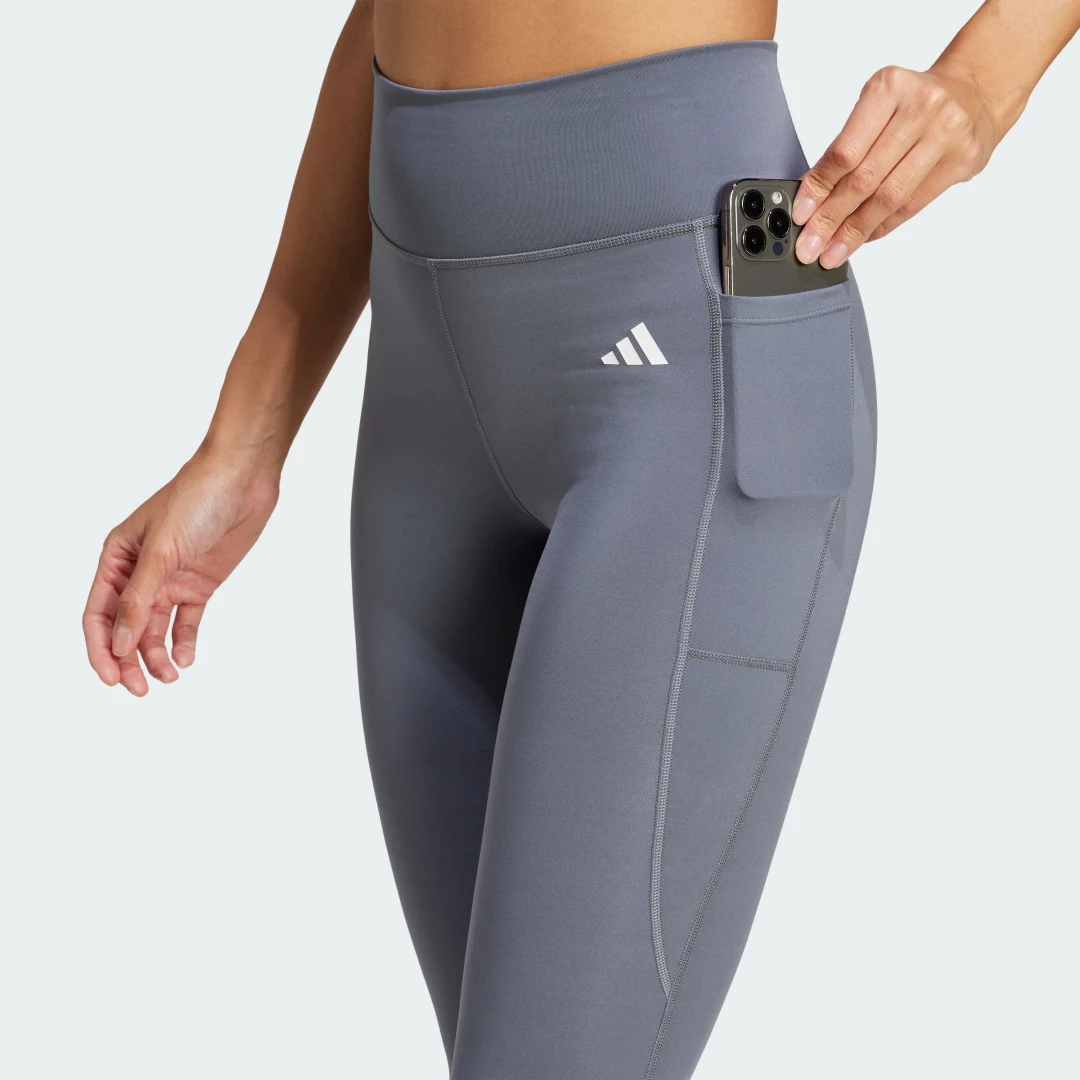 Detalle de Mallas largas con bolsillo oculto Optimé Essentials de Adidas – estilo práctico para tus entrenamientos