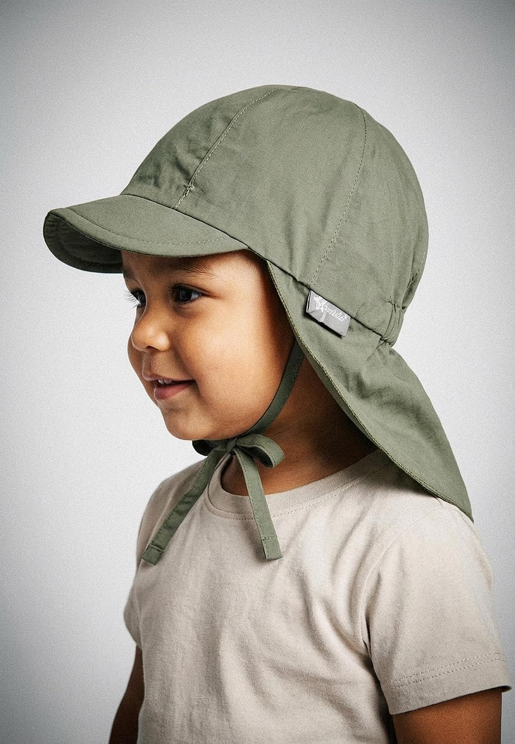 Detalle 2 de Sterntaler Schirmmütze mit Nackenschutz (UV 50+) für Babys und Kinder – dunkelgrün