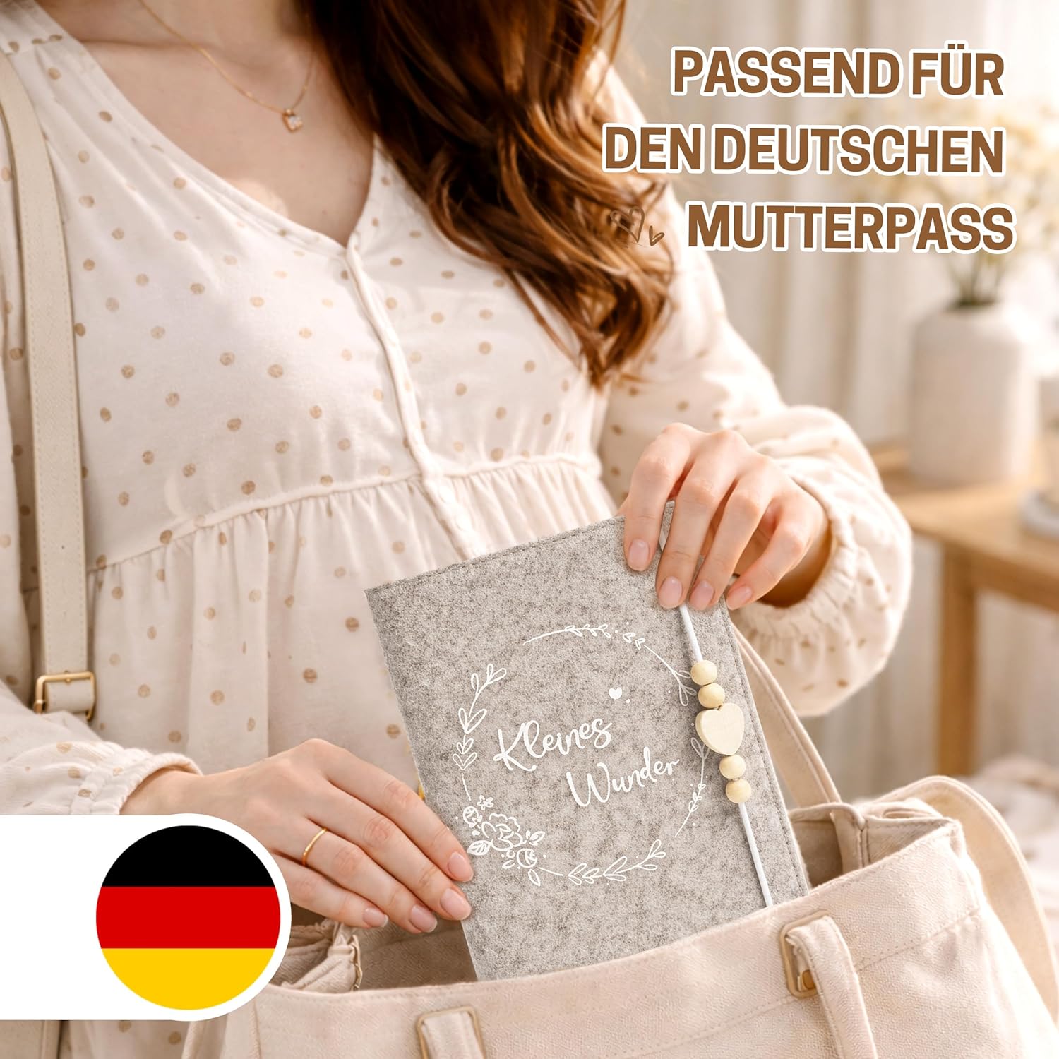 Detalle de Mutterpasshülle aus Filz für den Deutschen Mutterpass (Beige) mit Holzperlen & Holzherz – Schutzhülle mit Innenfächern